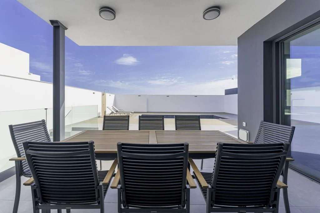 Comedor exterior del archivo de HUVE.